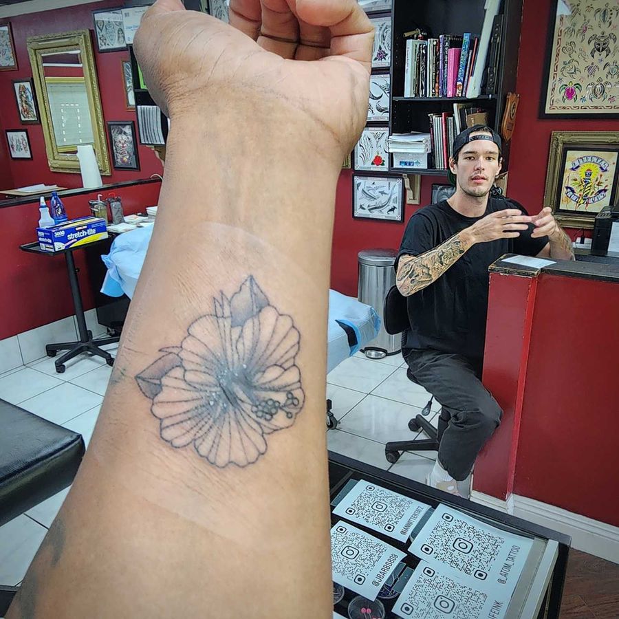 Stunning Hibiscus Flower Tattoo Inspiration | Hibiscus flower tattoos,  Hawaiian flower tattoos, Flower vine tattoos